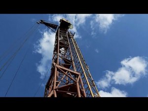 ЕГО ЗАБЫЛИ! Как он вообще стоит? Брошенный башенный кран КБ-403 #shorts