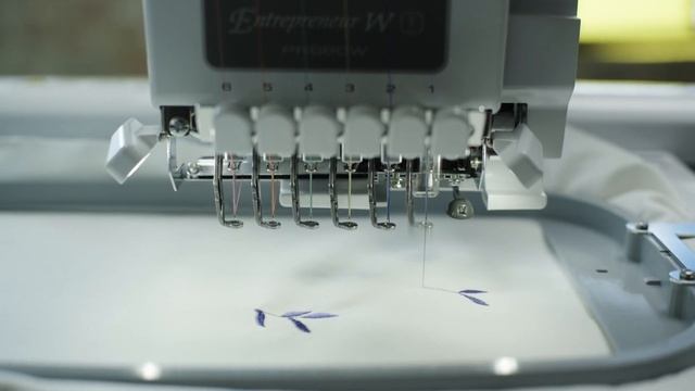 Профессиональная вышивальная машина PR680W. Автоматический инновационный заправщик нити. смотреть онлайн