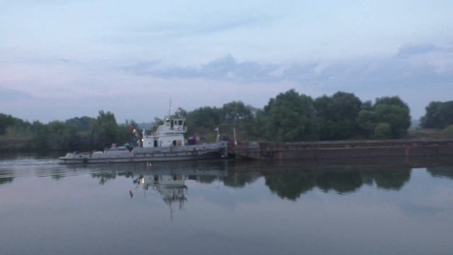 Буксир-толкач РТ-316 7102 идет вниз по Москва-реке смотреть онлайн