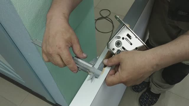 Двери invisible (невидимки). Установка. Врезка ответки по шаблону. смотреть онлайн