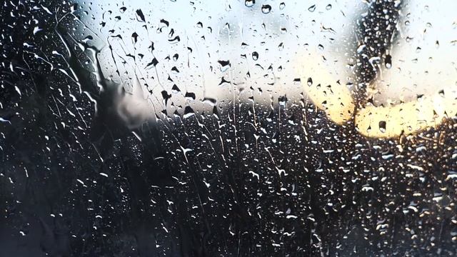 Звук капель дождя, капающих по крыше автомобиля. The sound of raindrops falling on the roof of a ca смотреть онлайн