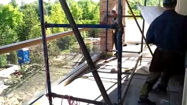Испытание стеклянного ограждения террасы и балкона на профиле от компании Glass Today смотреть онлайн