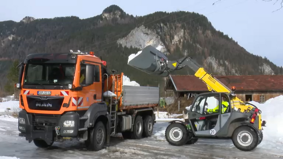 Телескопический погрузчик загрузка снега на фуру смотреть онлайн