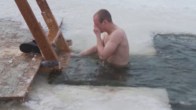 Более 1000 жителей Вологды окунулись в иордань в праздник Крещения смотреть онлайн