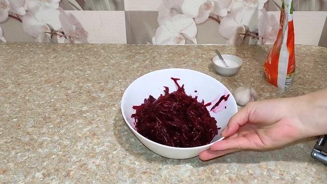 Простой рецепт очень вкусного салата из вареной свеклы с чесноком и майонезом смотреть онлайн