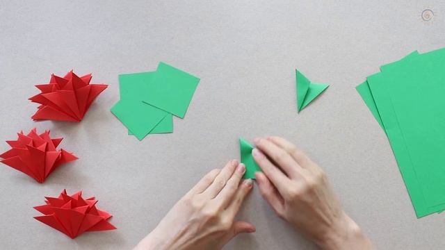Comment faire des ŒILLETS en papier. Fleurs - ORIGAMI. Как сделать гвоздики из бумаги.Цветы-ОРИГАМИ смотреть онлайн