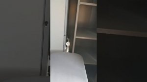 Обзор встроенной гладильной доски в шкафу.