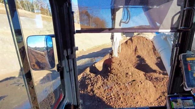 KOMATSU PC210 loading dirt on tractors with dumptrailer смотреть онлайн