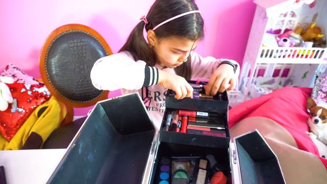 Мама оставила косметику👩🦰💄 | Милана делает первый макияж😱 | Что получится😀❓