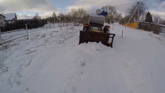 Чистка снега в деревне. Самодельный отвал на минитрактор смотреть онлайн