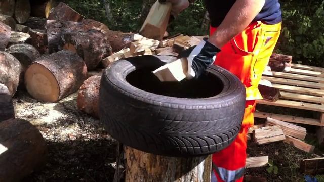Splitting wood with the Fiskars X17 & Car tyre смотреть онлайн
