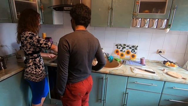 Russian Girl make Indian Dish - Daal Fry for Indian Guy & Typical Russian Kitchen смотреть онлайн
