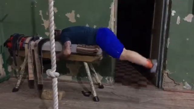 обратные гиперэкстензии смотреть онлайн