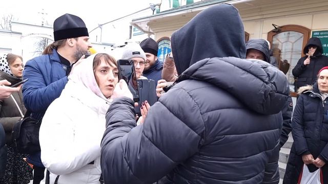 Стычки, провокации, споры прихожан под Лаврой смотреть онлайн
