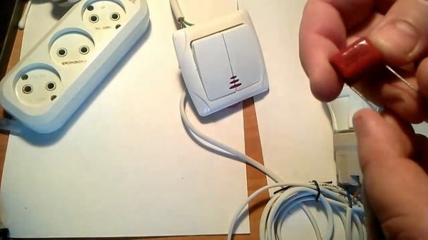 Лампа светится при выключенном свете. Как устранить.