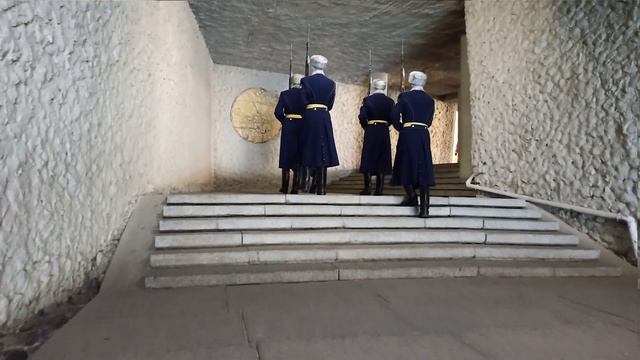 Смена Почётного Караула в Пантеоне Славы Мамаев Курган, Волгоград, 17 февраля 2023 года, 16:00 часо смотреть онлайн