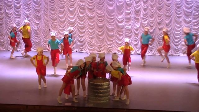 22.11.2015.Танец "Варись, кашка", выступление ансамбля "Калинка" в Доме культуры г. Ногинска. смотреть онлайн