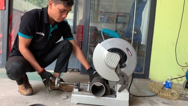 LC1230 Makita Metal Cutting Saw Test Cut Drain Pipe смотреть онлайн