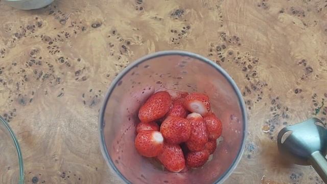 Мороженое "Клубника со сливками" приготовленное в домашних условиях смотреть онлайн