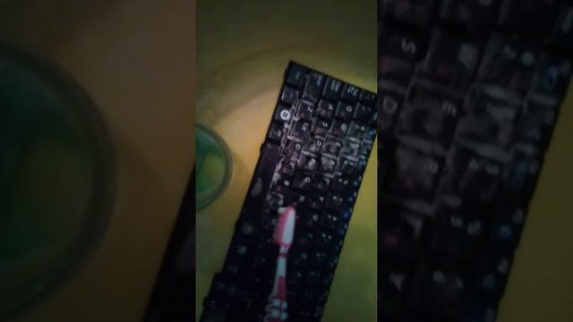 Как чистить клавиатуру ноутбука. Новый метод от Алекса. смотреть онлайн