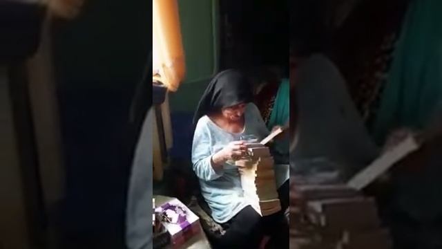 Реакция бабушки на подарок внуков !! смотреть онлайн