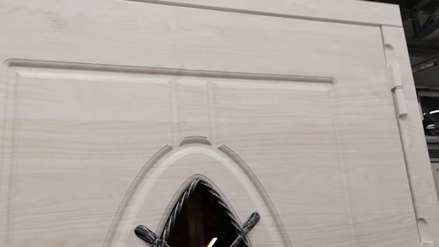 Наружная входная стальная дверь в коттедж со стеклом и ковкой, купить в Москве смотреть онлайн