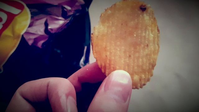 Пробую чипсы Lays рифленые лосось в сливочном соусе смотреть онлайн