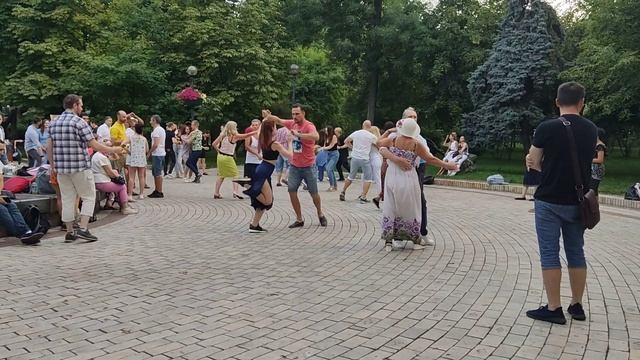 2022-08-14. Бачата і Сальса в парку Шевченка в Києві. Танці в Києві(2) смотреть онлайн