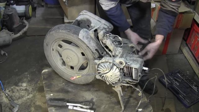 СВОИМИ РУКАМИ: Заклинил двигатель Suzuki Lets 2 (1часть) смотреть онлайн