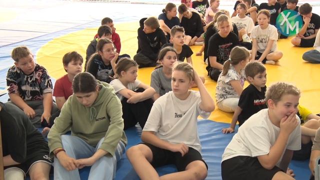 Школьники Ханты-Мансийска посещают спортивный лагерь во время каникул смотреть онлайн