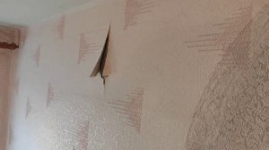 Подготовка стен под обои ,очищаем от старого покрытия.