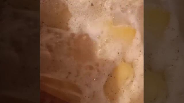 Картофельная запеканка с фаршем и грибами, фаршированными беконом в сырно-сметановом соусе смотреть онлайн