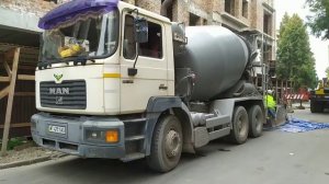 ??Велика машина бетономішалка мішає цемент. Відео для дітей