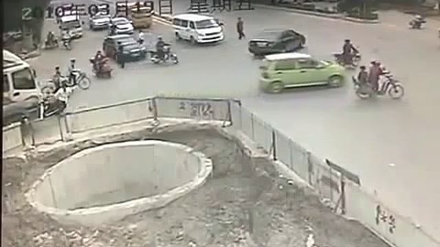 Чувак на скутере Прикол!!! смотреть онлайн