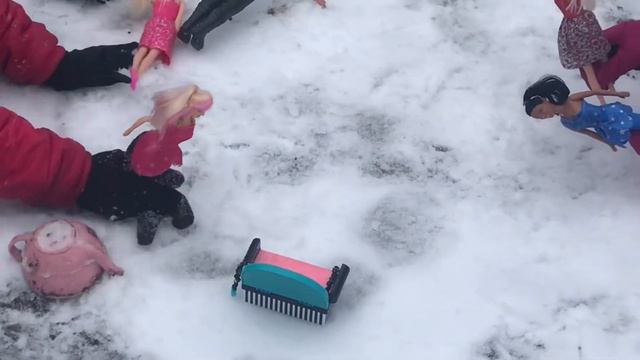 Barbegos Surprise: SnowBall Maker смотреть онлайн