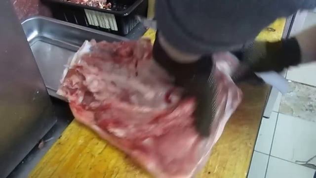 Карбонад на кости и кострец. Красивые куски мяса. смотреть онлайн