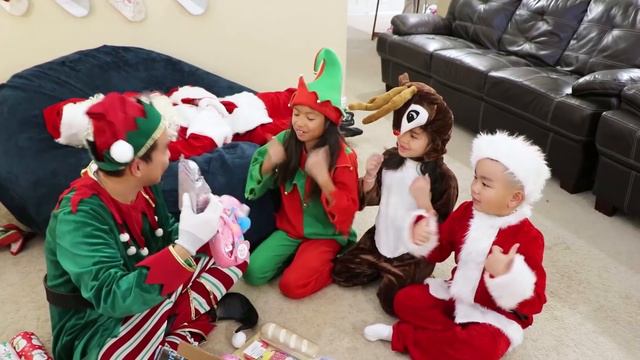 Wendy Emma Jannie & Lyndon Pretend Play Salvar La Navidad Y Preparar Regalos Para Niños