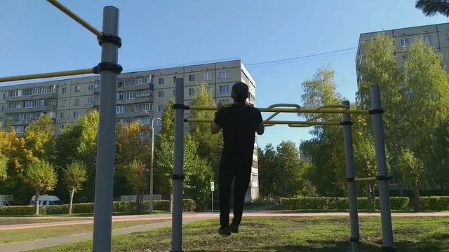 Осваиваем новый сет на перекладине.