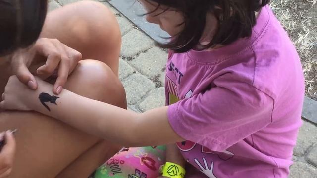 Анапа 2020. Face painting | Аквагрим на руке и лице. Раскрашиваем игрушку из глины Часть 3 смотреть онлайн