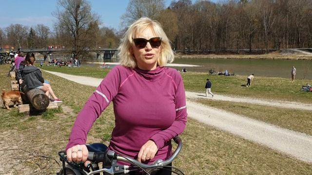 Ксюша бьёт баклуши на первой велосипедной прогулке в 2019 году смотреть онлайн