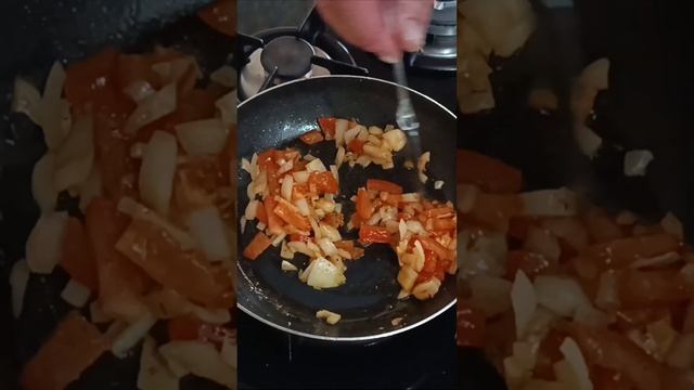 Приготовил БОДРУЮ ЯИЧНИЦУ на ужин! А как вы готовите яичницу напишите. Глазунья с зеленью и овощами смотреть онлайн