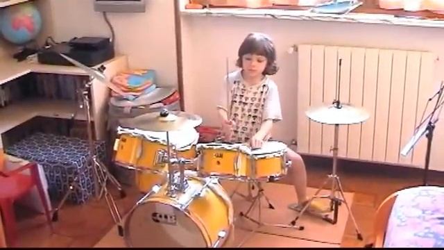 YOUNG DRUMMER. ANDREA,7 YEARS OLD. SAMBA!!! смотреть онлайн