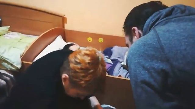 Разбирать вместе покупки (и коты) - семейная традиция, объединяющая и создающая свою микрокультуру смотреть онлайн