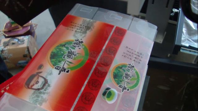 маркирует подарочную коробку смотреть онлайн