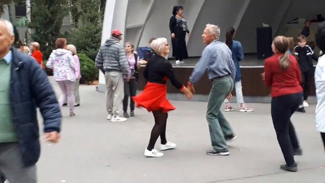 Девочка-лето!!!Смотрим танцы в парке Горького. смотреть онлайн