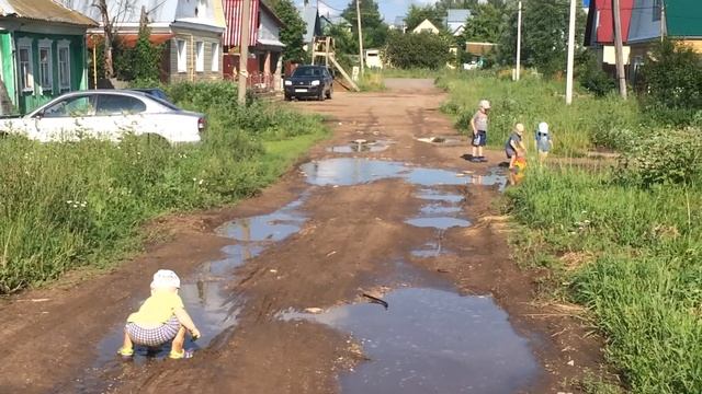 Дети в деревне. После дождя. Счастливые и грязные дети смотреть онлайн