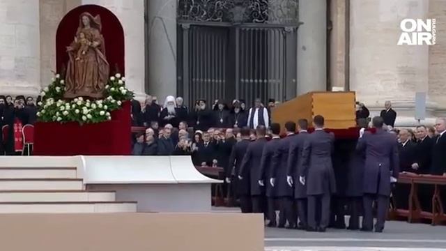 Безпрецедентна церемония: 60 хил. души изпратиха папа Бенедикт XVI в последния му път смотреть онлайн