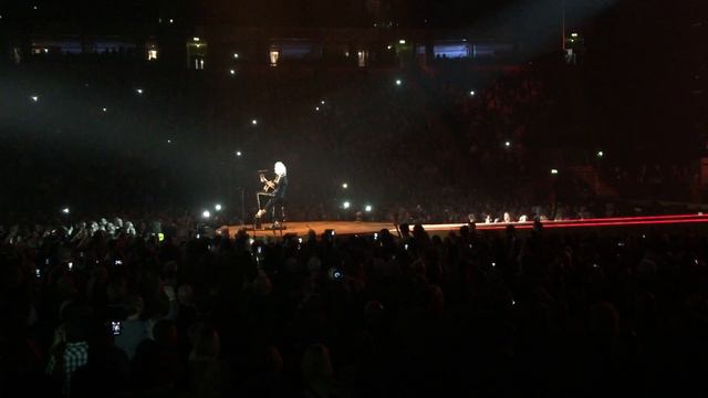 20,000* Mancs sing Love Of My Life at Manchester Arena with Brian May of Queen January 21st 2015 смотреть онлайн