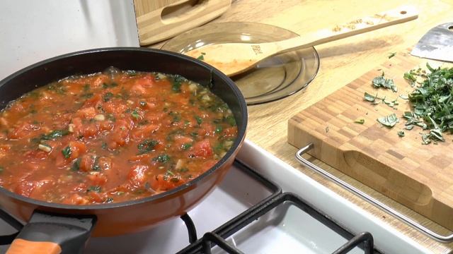 Pasta al Pomodoro e Basilico. Макароны в томатном соусе с базиликом, чесноком, сыром. смотреть онлайн