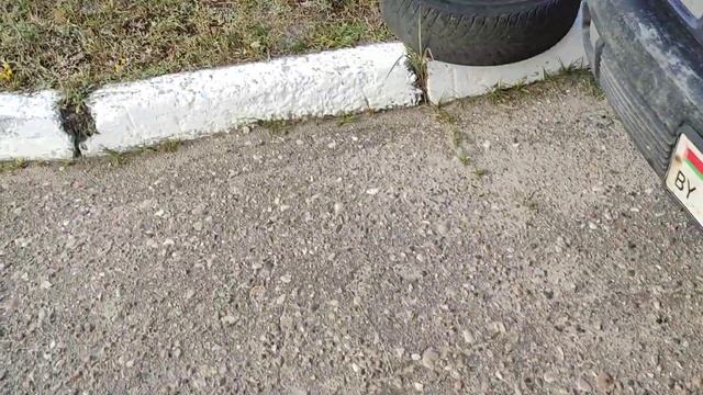 Как поменять колесо на легковом автомобиле на примере WV PASSAT B3 в дороге при неожиданном проколе смотреть онлайн